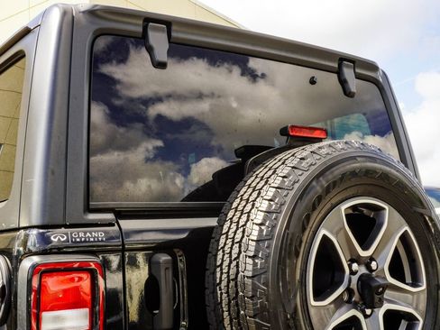 Used 2018 Jeep Wrangler Unlimited Sport S AWD/4WD image 13