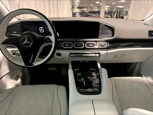 Used 2025 Mercedes-Benz Maybach GLS 600 4MATIC image 15