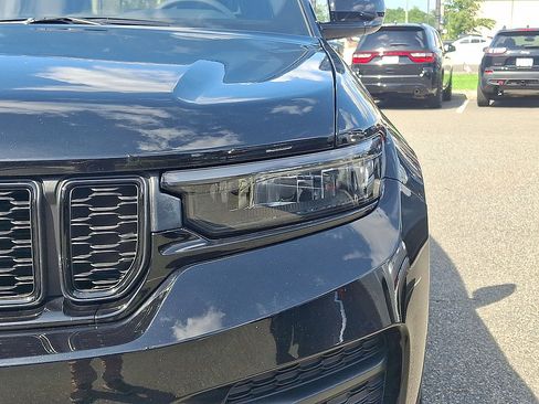 Used 2024 Jeep Grand Cherokee Altitude AWD/4WD image 34