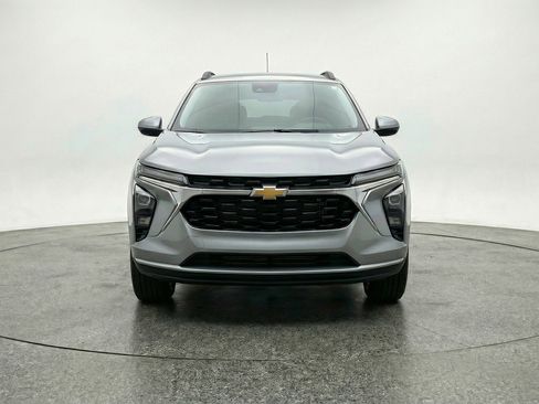 Used 2025 Chevrolet Trax LT FWD image 2