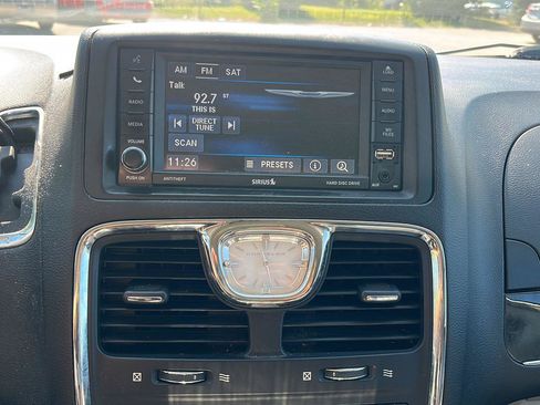 Used 2016 Chrysler Town & Country Touring FWD image 14