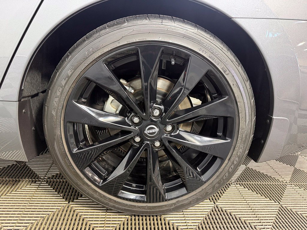 Used 2023 Nissan Maxima SR w/ Sport Mat Group FWD image 14
