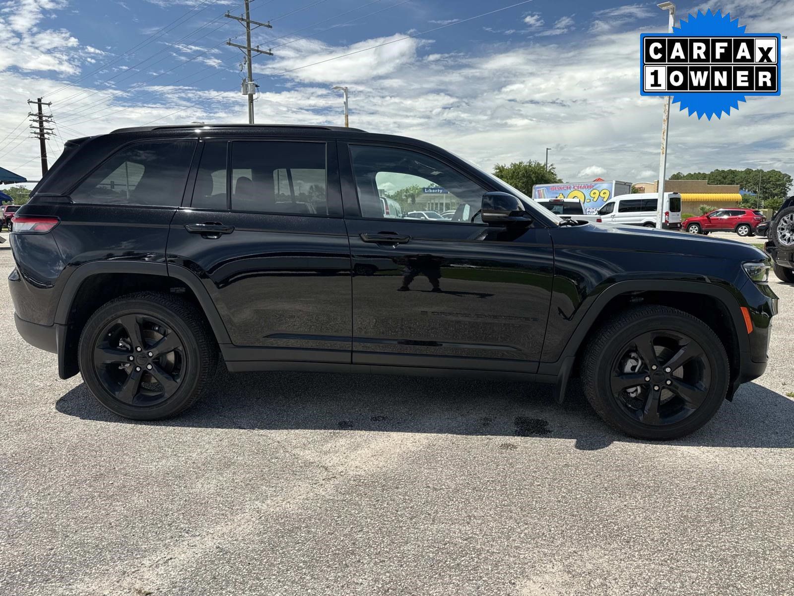 Used 2023 Jeep Grand Cherokee Altitude AWD/4WD image 2