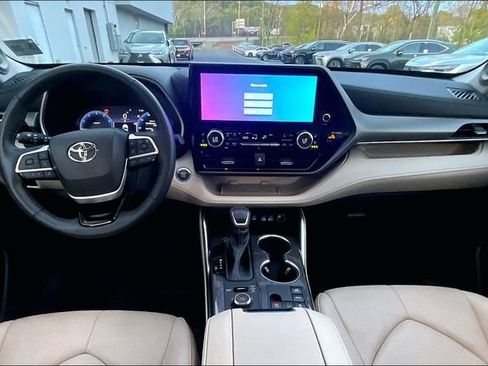 Used 2023 Toyota Highlander Limited AWD/4WD image 7