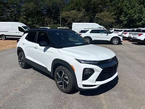 Used 2022 Chevrolet TrailBlazer RS w/ Convenience Package FWD image 3