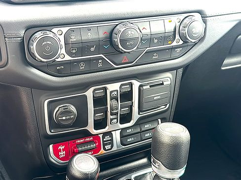 Used 2025 Jeep Wrangler Unlimited Rubicon w/ Convenience Group AWD/4WD image 33
