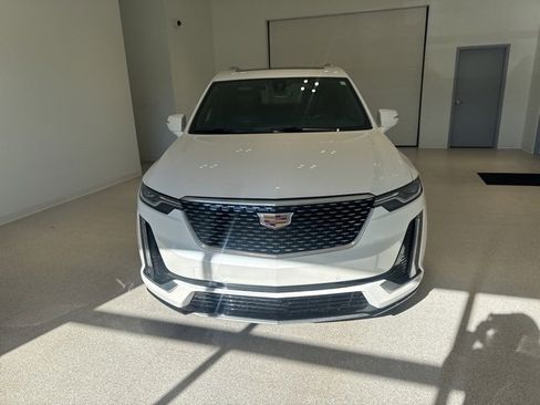 Used 2025 Cadillac XT6 Luxury image 2
