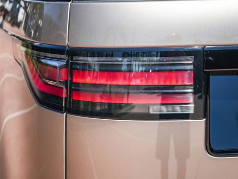 Certified 2025 Land Rover Discovery Dynamic SE AWD/4WD image 9