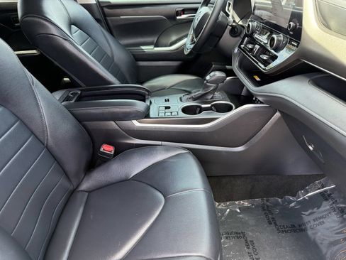 Used 2024 Toyota Highlander XLE FWD image 30