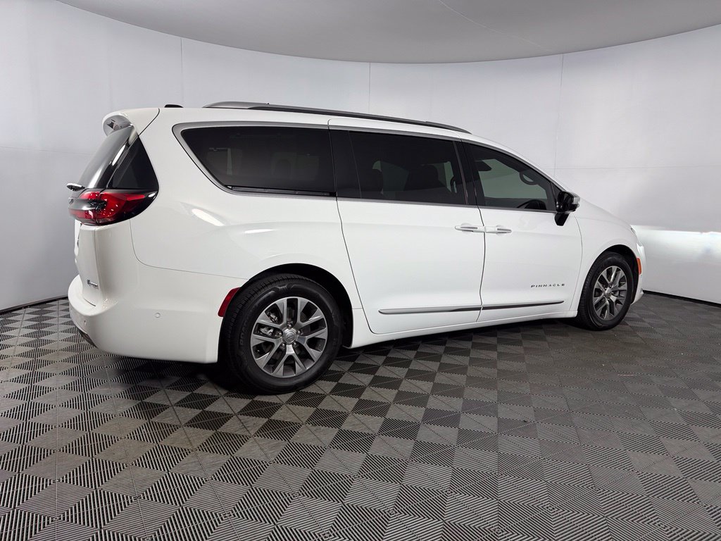 Used 2023 Chrysler Pacifica Pinnacle FWD image 8
