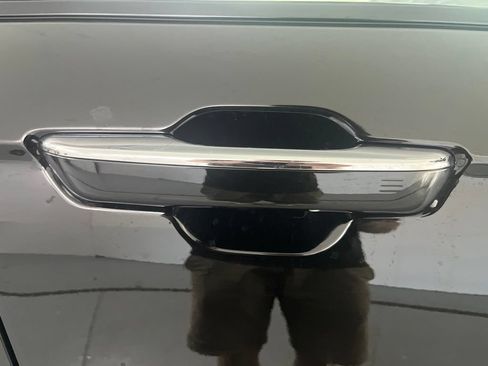 Used 2022 Jeep Grand Cherokee Overland w/ Luxury Tech Group IV AWD/4WD image 50