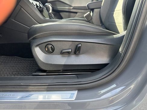 Used 2024 Volkswagen Taos SE w/ Panoramic Sunroof Package image 32