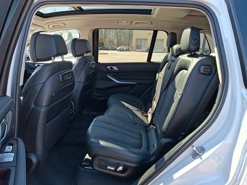 Used 2022 BMW X7 xDrive40i w/ Premium Package image 11