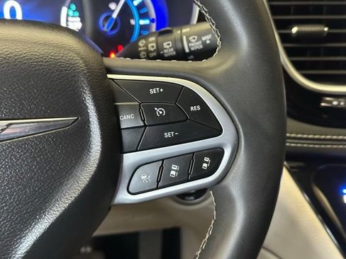 Used 2023 Chrysler Pacifica Limited FWD image 24