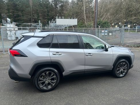 Used 2022 Toyota RAV4 XLE Premium image 4