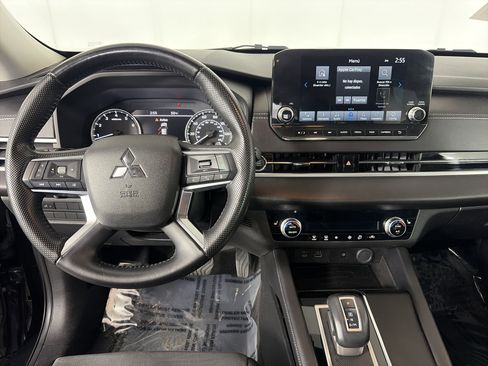 Used 2022 Mitsubishi Outlander SE image 3