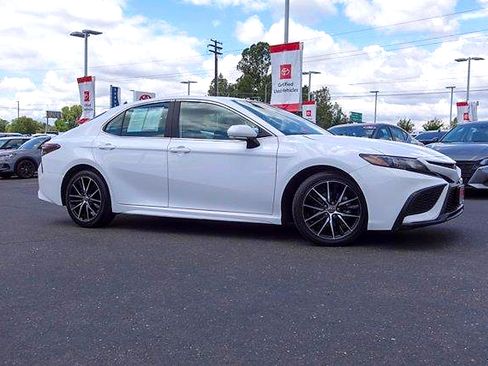 Used 2022 Toyota Camry SE FWD image 4