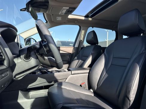 Used 2023 Nissan Rogue SV w/ SV Premium Package image 13