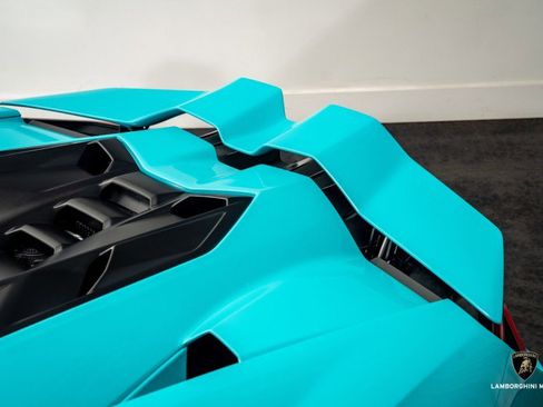 Used 2025 Lamborghini Revuelto image 12
