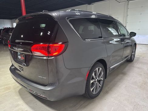 Used 2017 Chrysler Pacifica Limited w/ UConnect Theater Package FWD image 7