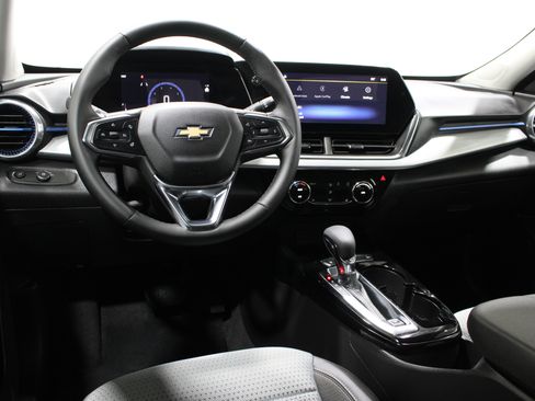 Used 2025 Chevrolet Trax LT w/ LT Convenience Package FWD image 2