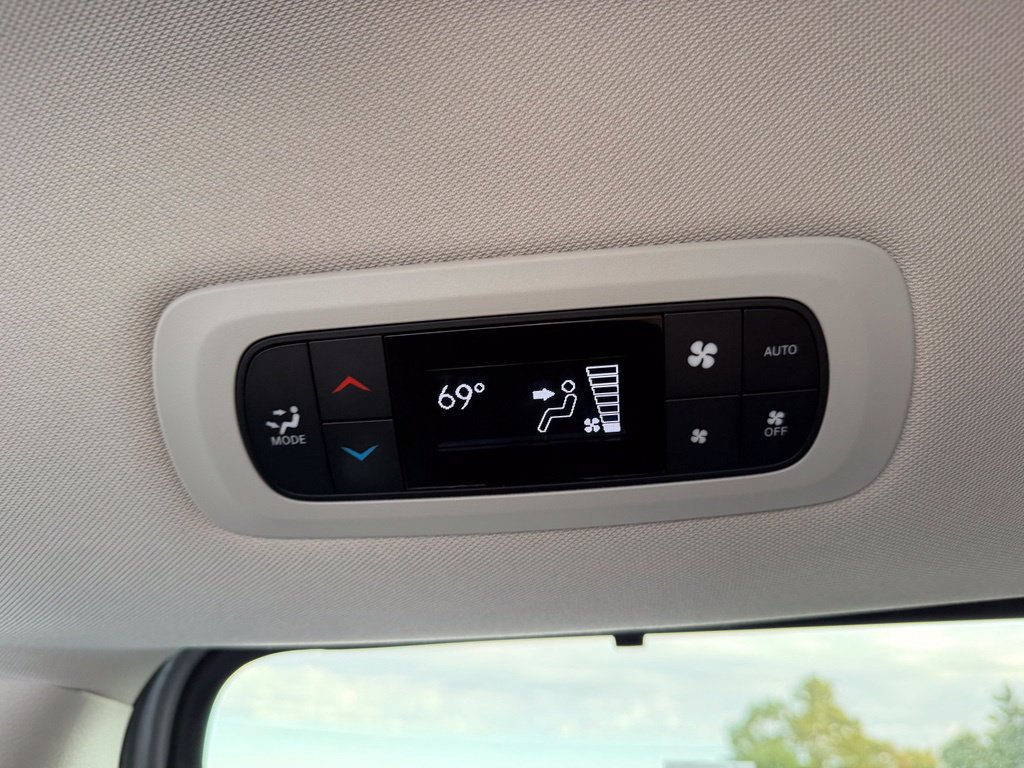 Used 2024 Chrysler Pacifica Touring-L FWD image 17