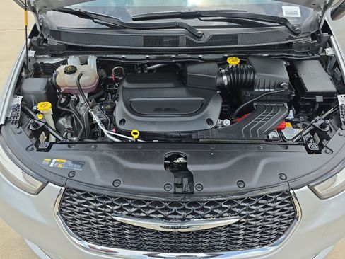 Used 2024 Chrysler Pacifica Touring-L FWD image 33