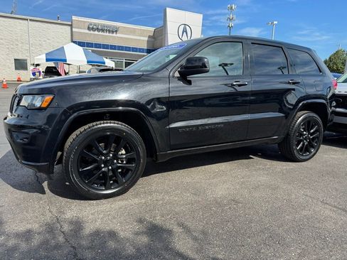 Used 2018 Jeep Grand Cherokee Altitude AWD/4WD image 2