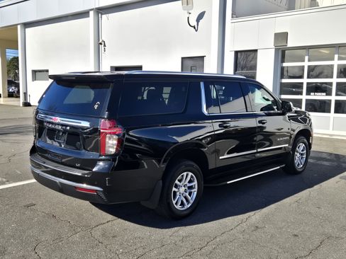 Used 2023 Chevrolet Suburban LT w/ Luxury Package image 10