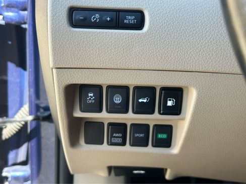 Used 2020 Nissan Rogue SV AWD/4WD image 16