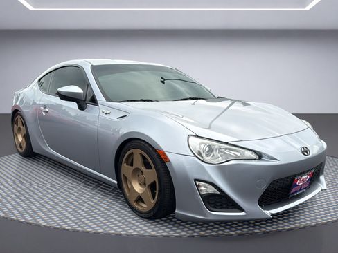 Used 2015 Scion FR-S RWD image 9