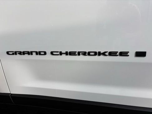 Used 2023 Jeep Grand Cherokee L Laredo AWD/4WD image 11