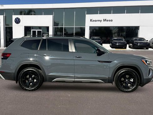 New 2025 Volkswagen Atlas Peak Edition SE image 3