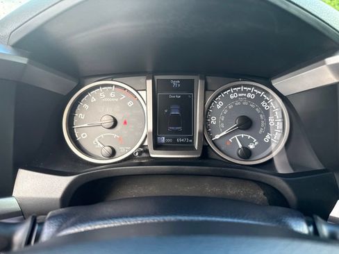 Used 2017 Toyota Tacoma SR5 w/ Tow Package AWD/4WD image 18