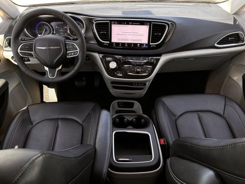 Used 2024 Chrysler Pacifica Touring-L image 11