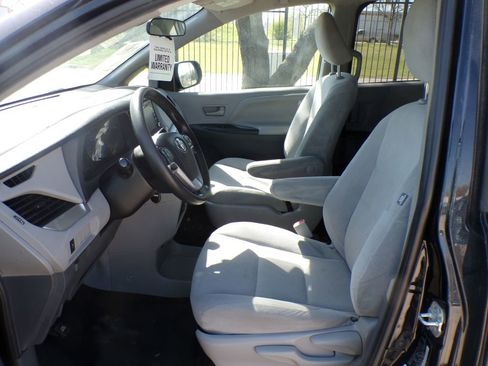 Used 2020 Toyota Sienna L image 15