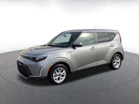 Used 2025 Kia Soul LX w/ LX Technology Package FWD image 8