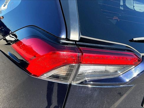 Used 2021 Toyota RAV4 XLE Premium image 29