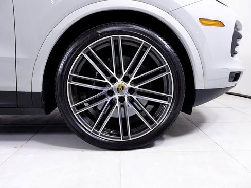Certified 2023 Porsche Cayenne Platinum Edition image 23
