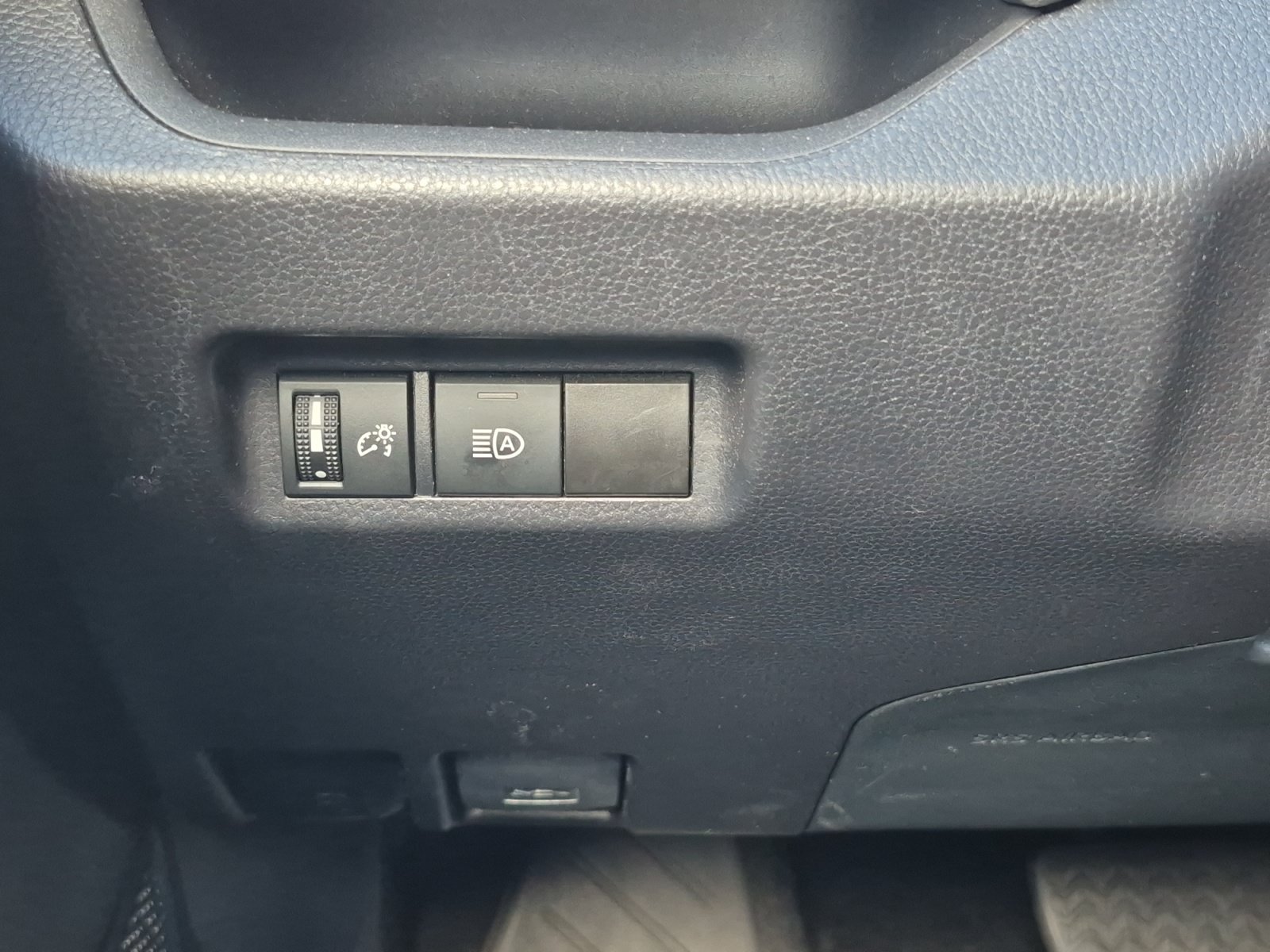 Used 2025 Toyota RAV4 XLE AWD/4WD image 10
