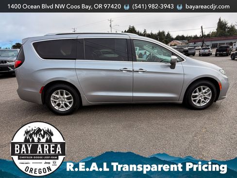 Used 2021 Chrysler Pacifica Touring-L FWD image 4