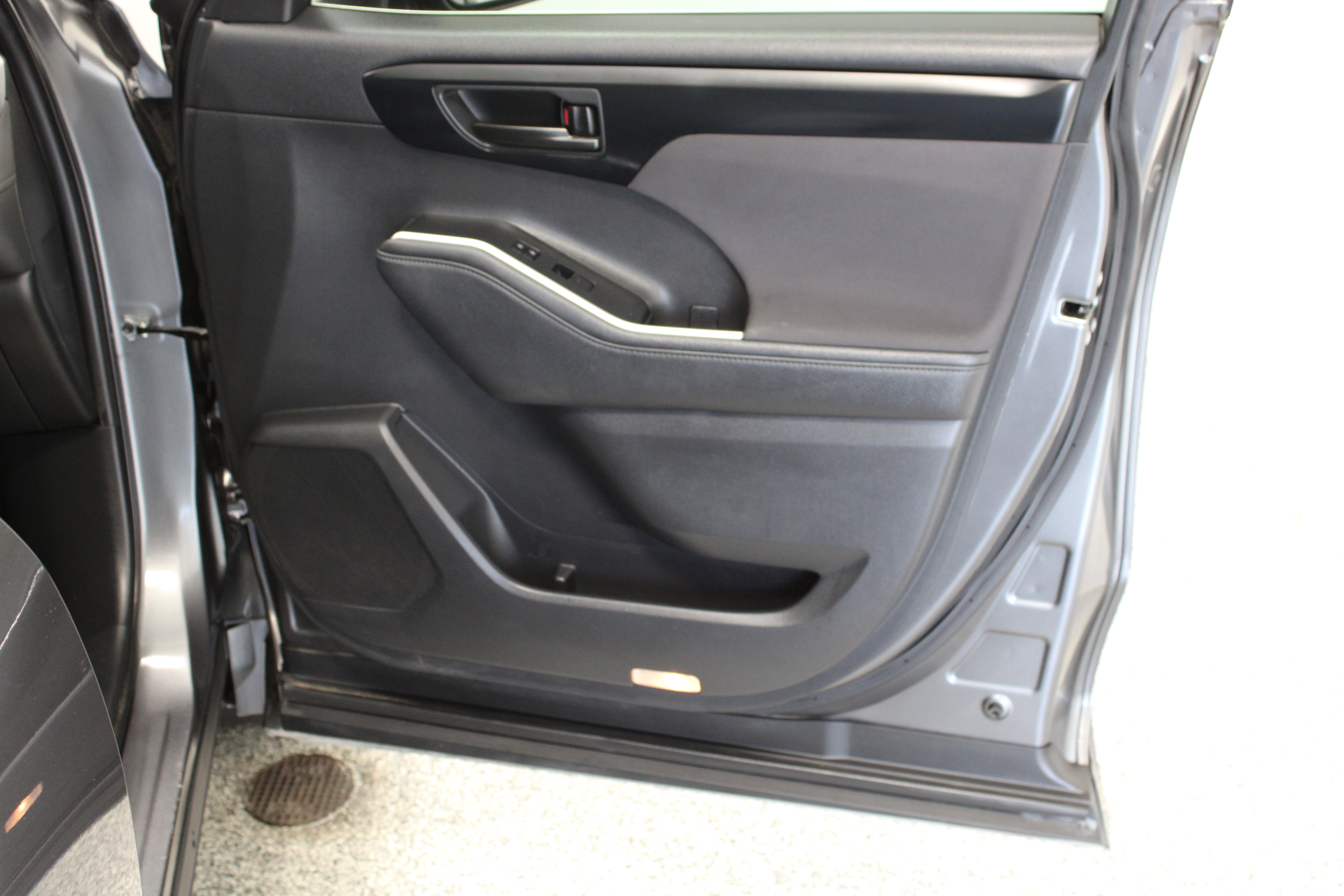 Used 2023 Toyota Highlander LE FWD image 36