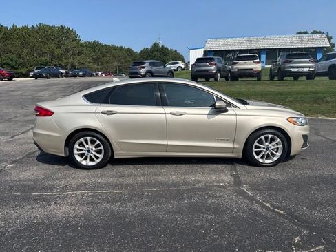 Used 2019 Ford Fusion SE FWD image 4