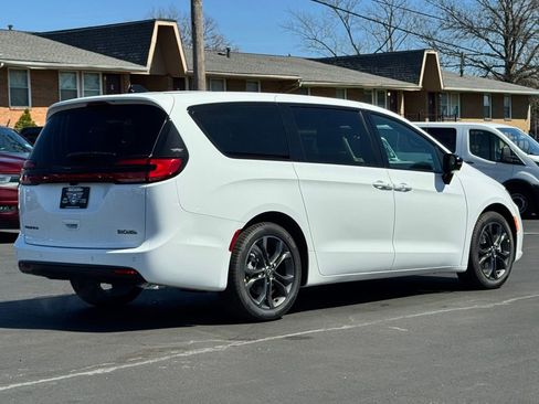 New 2026 Chrysler Pacifica Select image 7