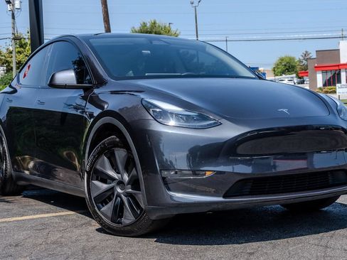 Used 2025 Tesla Model Y Long Range RWD image 3