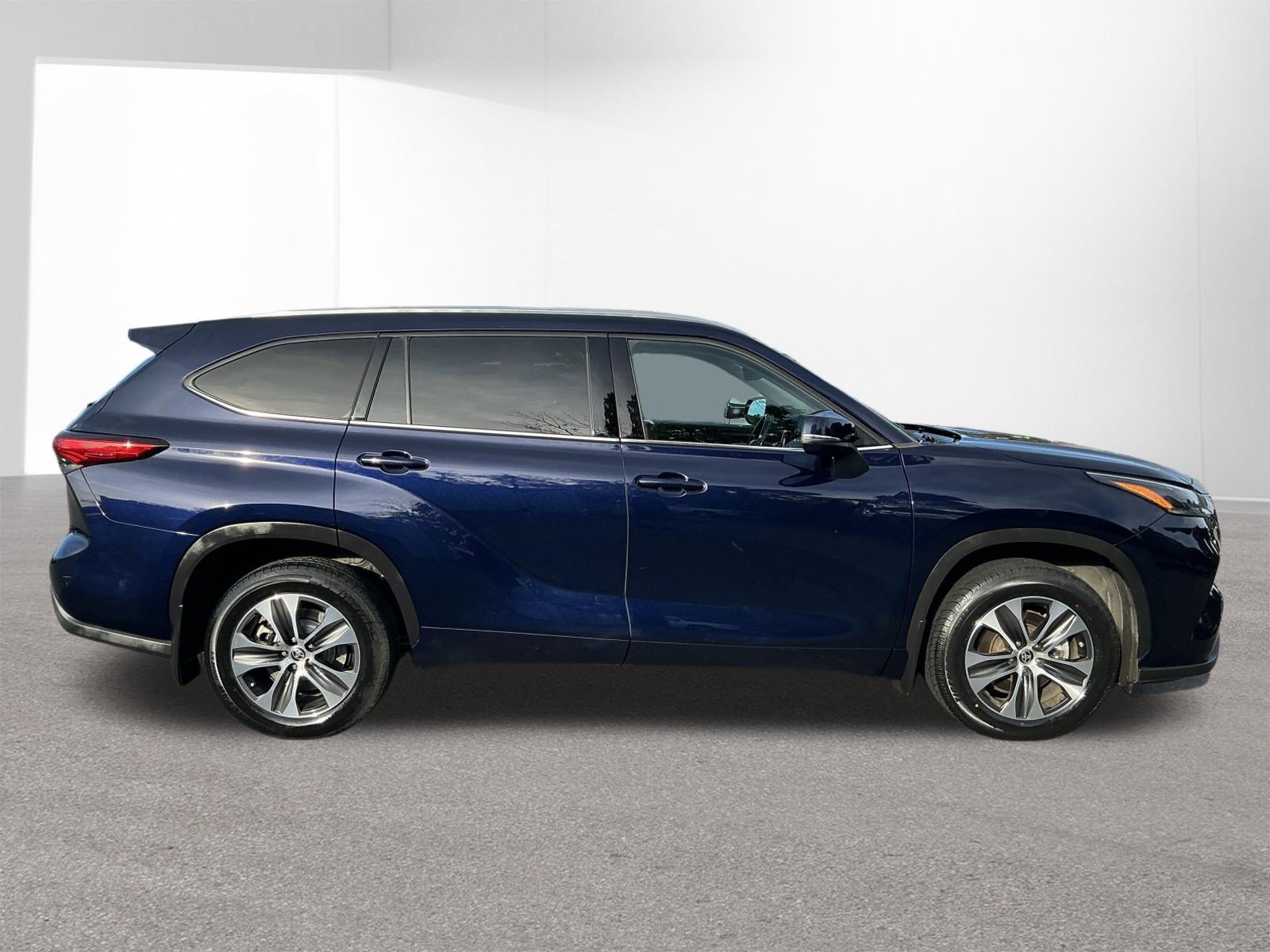 Used 2021 Toyota Highlander XLE AWD/4WD image 3