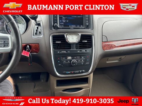 Used 2013 Chrysler Town & Country Touring FWD image 18
