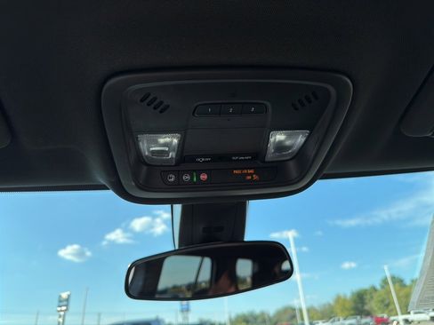 Used 2023 Chevrolet Traverse LT image 28