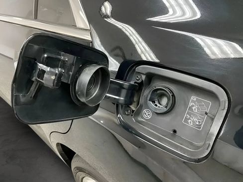 Used 2017 Chrysler 300 C Platinum AWD/4WD image 29