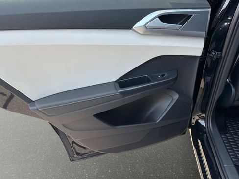 New 2025 Volkswagen Taos SE image 6